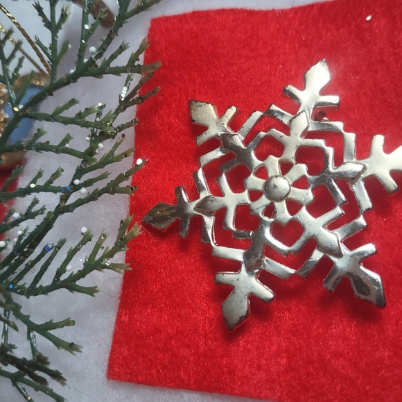 Snowflake Brooch - Picture 8 of 11